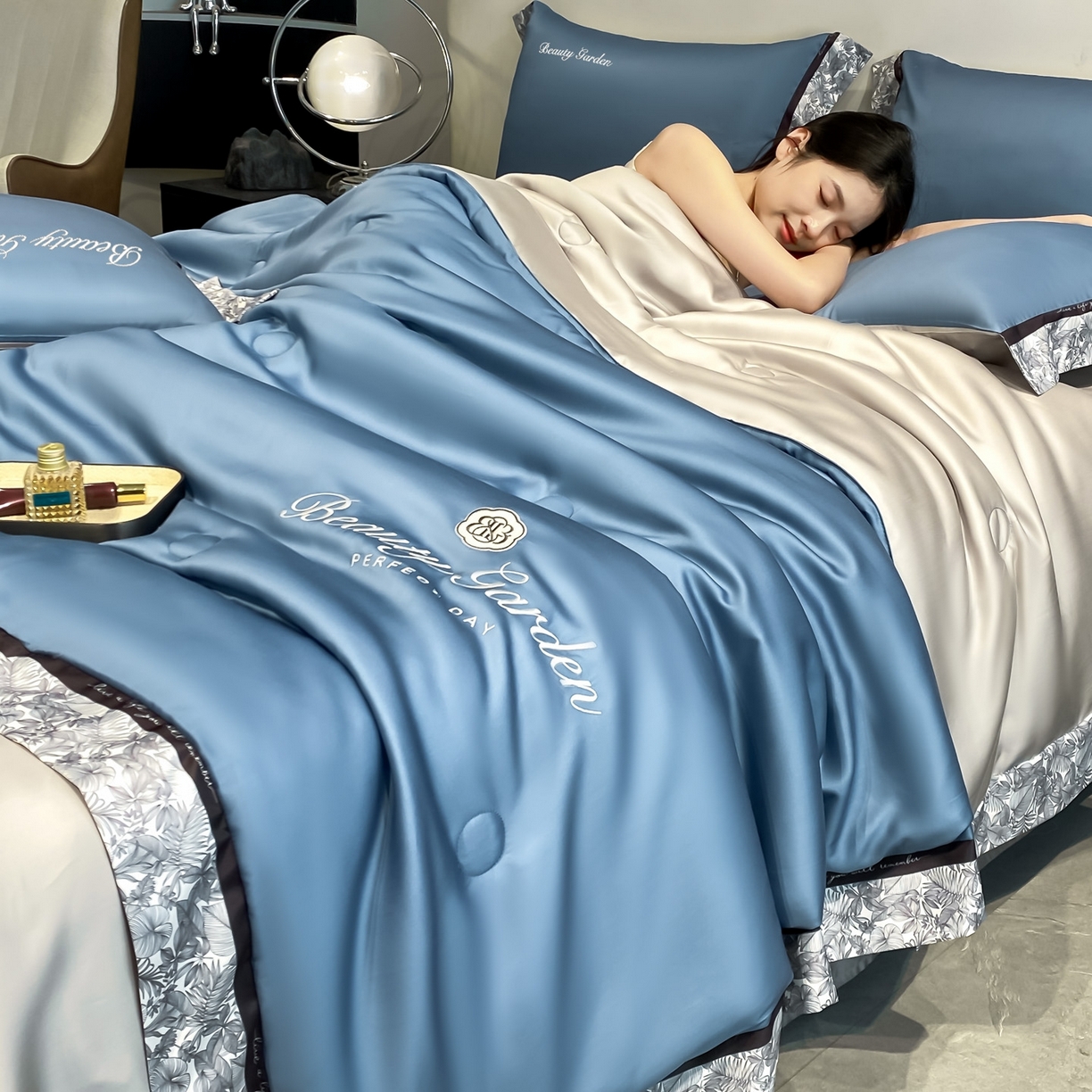 云棉坊 2026新款水洗真丝冰丝夏被夏凉被空调被数码边刺绣款-琉光系列 琉光-宾利蓝+山灰