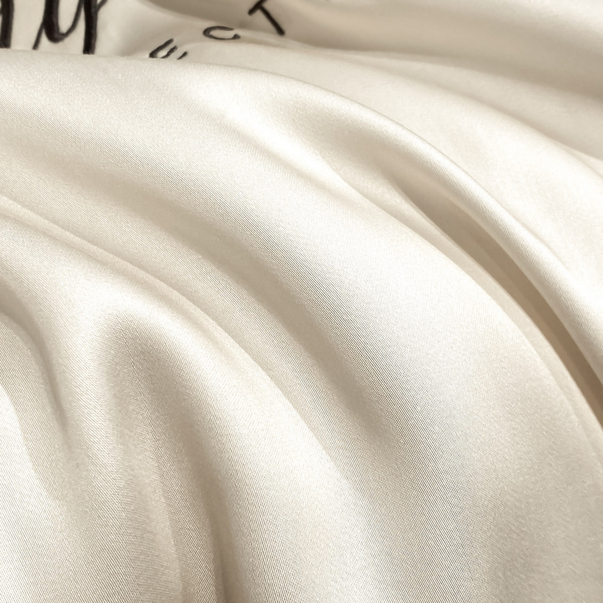 91家纺网 家纺一手货源 找家纺 云棉坊 2026新款水洗真丝冰丝夏被夏凉被空调被数码边刺绣款-琉光系列 琉光-梧桐杏+中灰