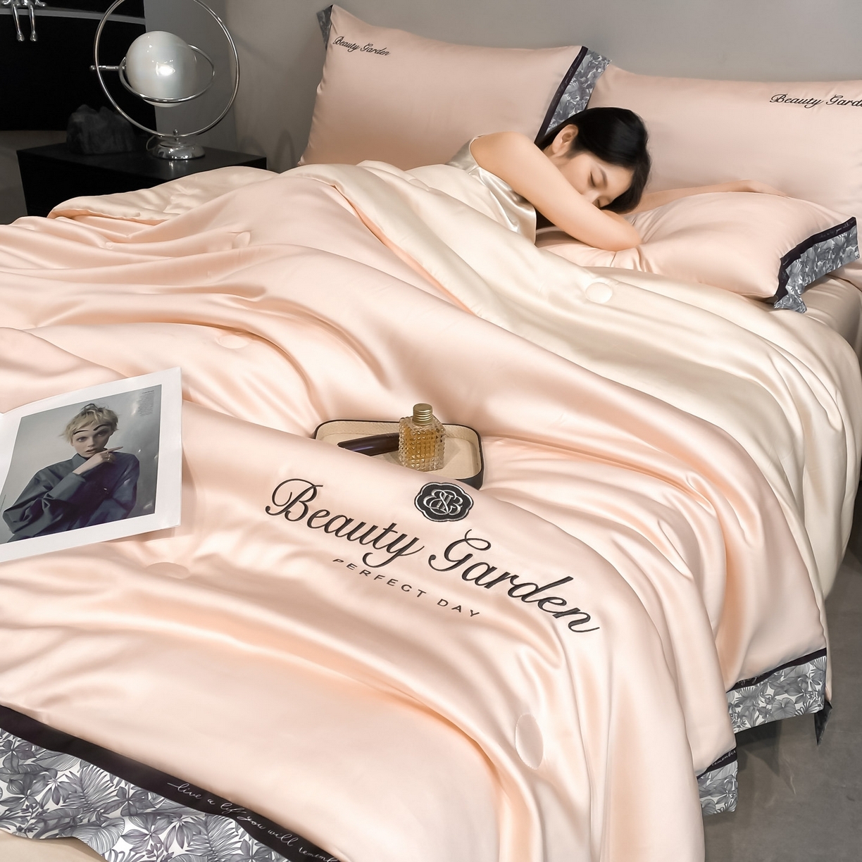 91家纺网 家纺一手货源 找家纺 云棉坊 2026新款水洗真丝冰丝夏被夏凉被空调被数码边刺绣款-琉光系列 琉光-奶油粉+梧桐杏