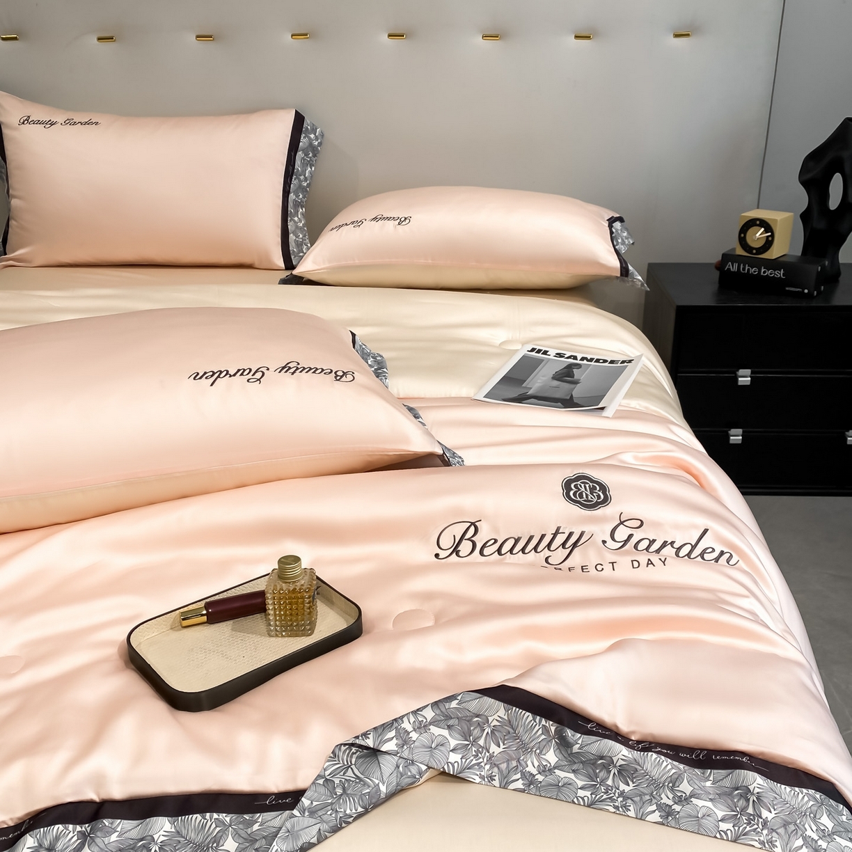 91家纺网 家纺一手货源 找家纺 云棉坊 2026新款水洗真丝冰丝夏被夏凉被空调被数码边刺绣款-琉光系列 琉光-奶油粉+梧桐杏