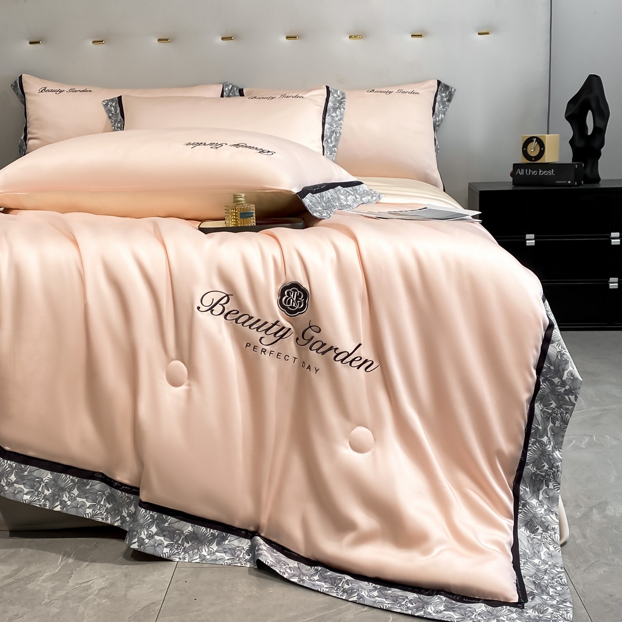 91家纺网 家纺一手货源 找家纺 云棉坊 2026新款水洗真丝冰丝夏被夏凉被空调被数码边刺绣款-琉光系列 琉光-奶油粉+梧桐杏