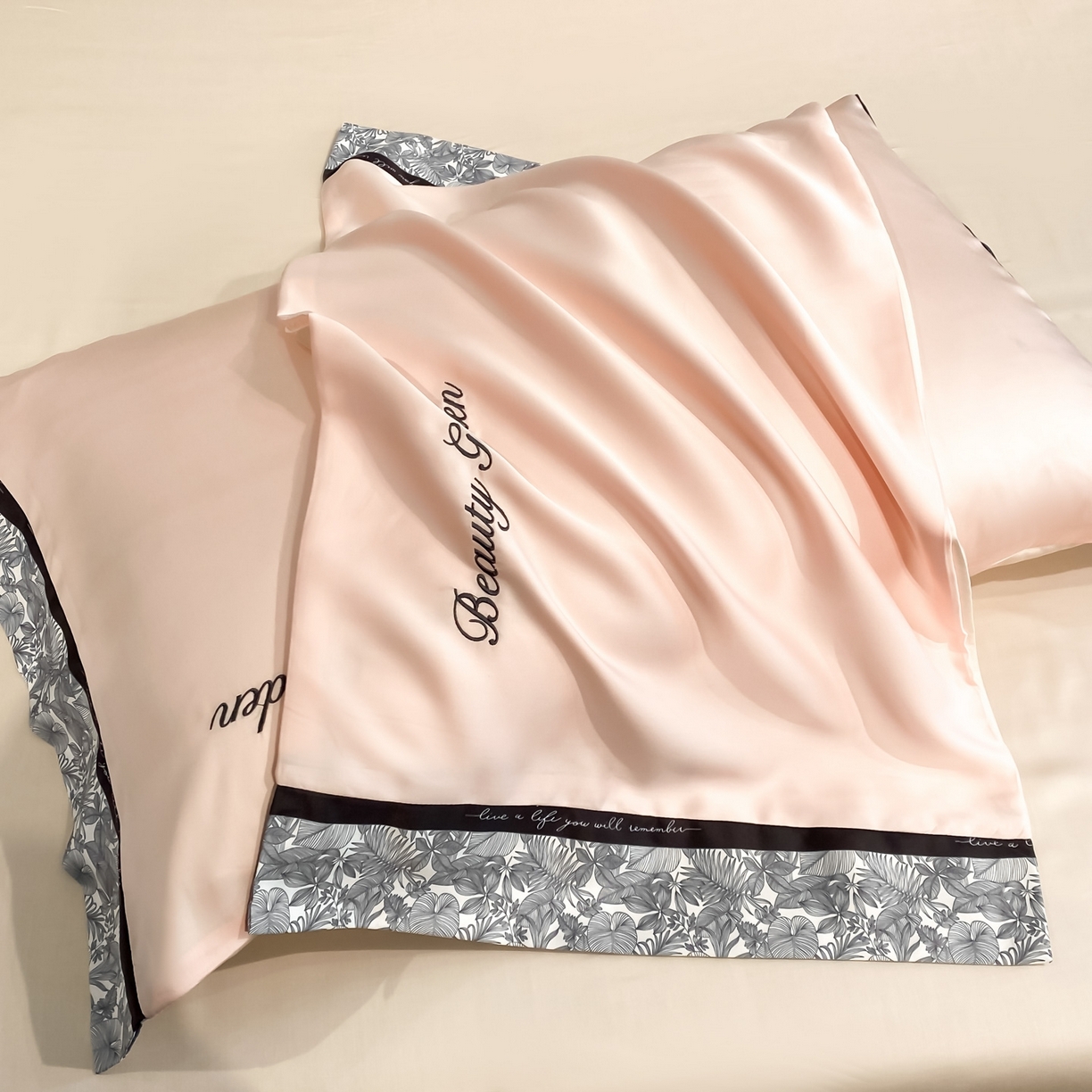 91家纺网 家纺一手货源 找家纺 云棉坊 2026新款水洗真丝冰丝夏被夏凉被空调被数码边刺绣款-琉光系列 琉光-奶油粉+梧桐杏