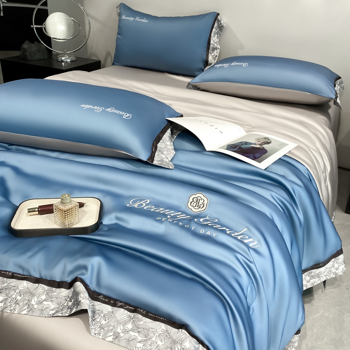 91家纺网 家纺一手货源 找家纺 云棉坊 2026新款水洗真丝冰丝夏被夏凉被空调被数码边刺绣款-琉光系列 琉光-宾利蓝+山灰