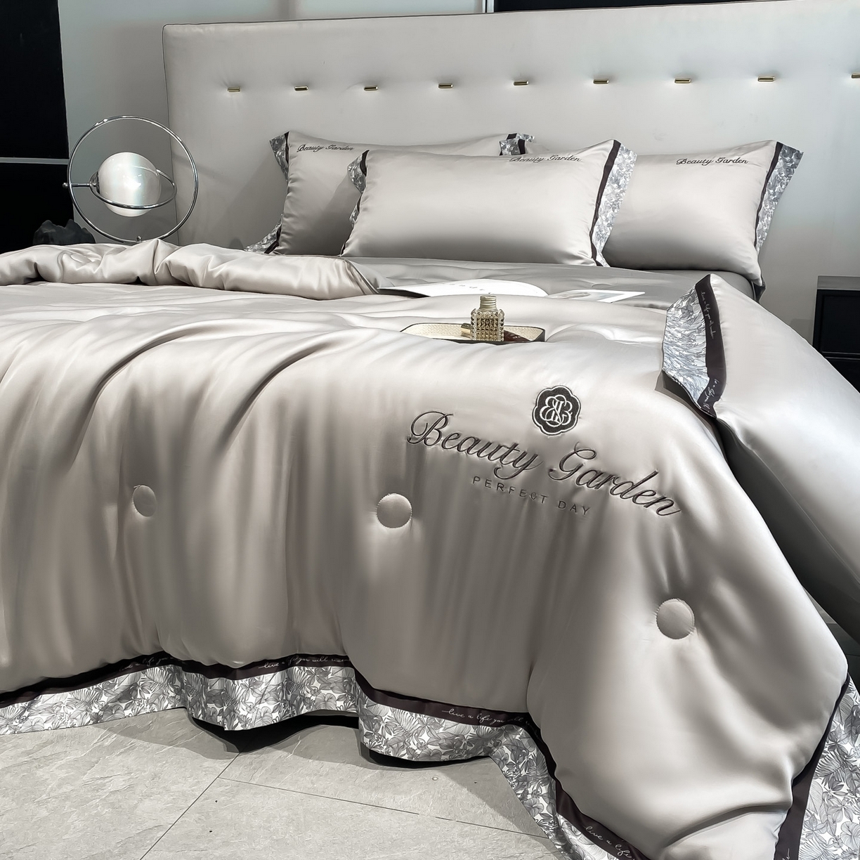 91家纺网 家纺一手货源 找家纺 云棉坊 2026新款水洗真丝冰丝夏被夏凉被空调被数码边刺绣款-琉光系列 琉光-山灰+中灰