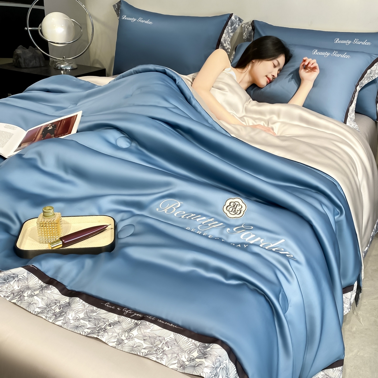 91家纺网 家纺一手货源 找家纺 云棉坊 2026新款水洗真丝冰丝夏被夏凉被空调被数码边刺绣款-琉光系列 琉光-宾利蓝+山灰