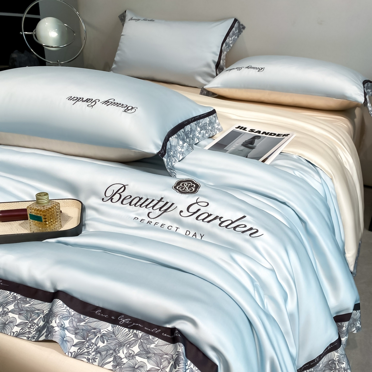 91家纺网 家纺一手货源 找家纺 云棉坊 2026新款水洗真丝冰丝夏被夏凉被空调被数码边刺绣款-琉光系列 琉光-天空蓝+梧桐杏