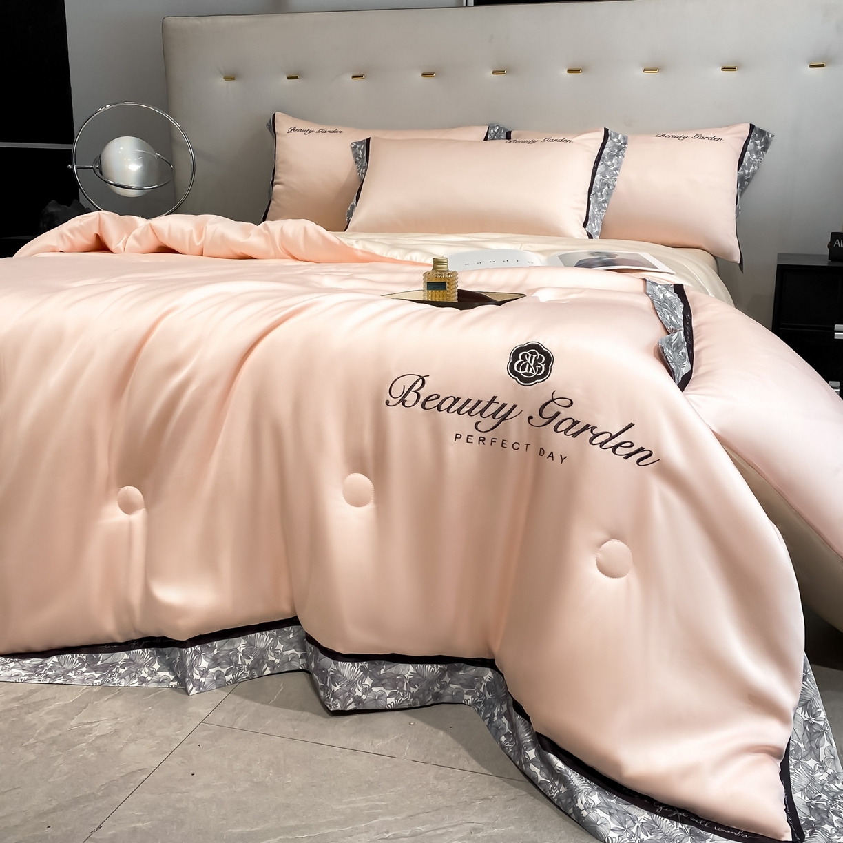 91家纺网 家纺一手货源 找家纺 云棉坊 2026新款水洗真丝冰丝夏被夏凉被空调被数码边刺绣款-琉光系列 琉光-奶油粉+梧桐杏