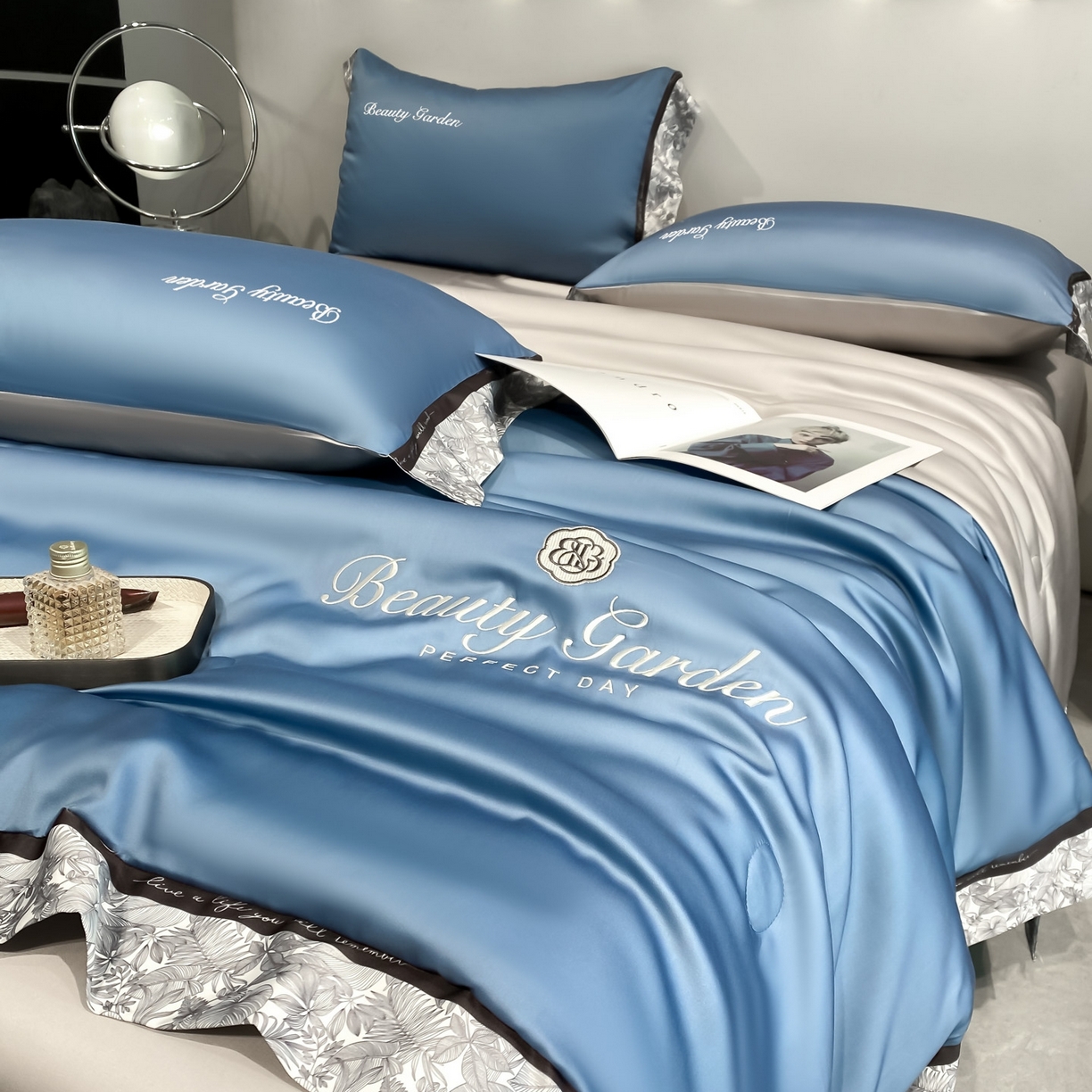 91家纺网 家纺一手货源 找家纺 云棉坊 2026新款水洗真丝冰丝夏被夏凉被空调被数码边刺绣款-琉光系列 琉光-宾利蓝+山灰