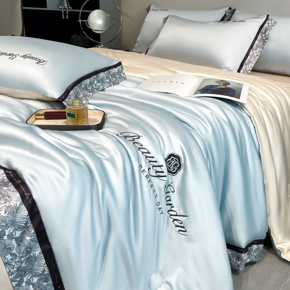 91家纺网 家纺一手货源 找家纺 云棉坊 2026新款水洗真丝冰丝夏被夏凉被空调被数码边刺绣款-琉光系列 琉光-天空蓝+梧桐杏