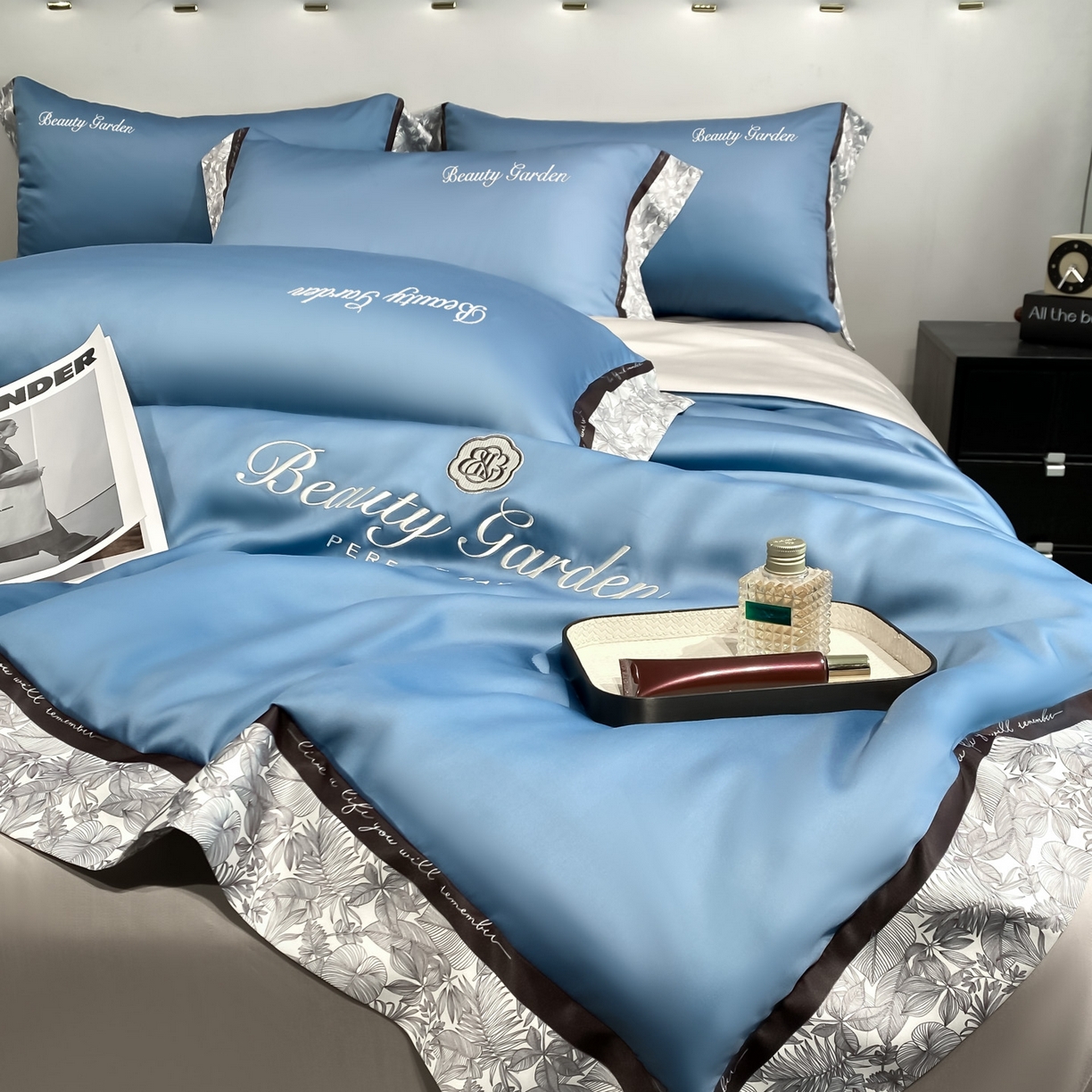 91家纺网 家纺一手货源 找家纺 云棉坊 2026新款水洗真丝冰丝夏被夏凉被空调被数码边刺绣款-琉光系列 琉光-宾利蓝+山灰