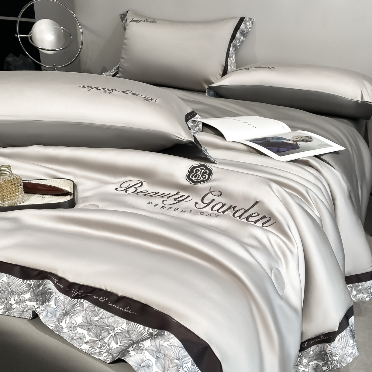 91家纺网 家纺一手货源 找家纺 云棉坊 2026新款水洗真丝冰丝夏被夏凉被空调被数码边刺绣款-琉光系列 琉光-山灰+中灰