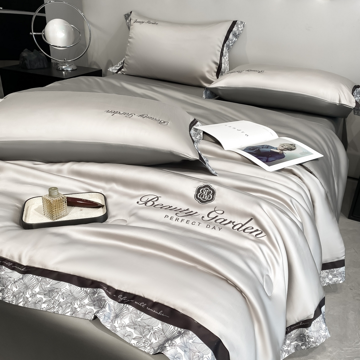 91家纺网 家纺一手货源 找家纺 云棉坊 2026新款水洗真丝冰丝夏被夏凉被空调被数码边刺绣款-琉光系列 琉光-山灰+中灰