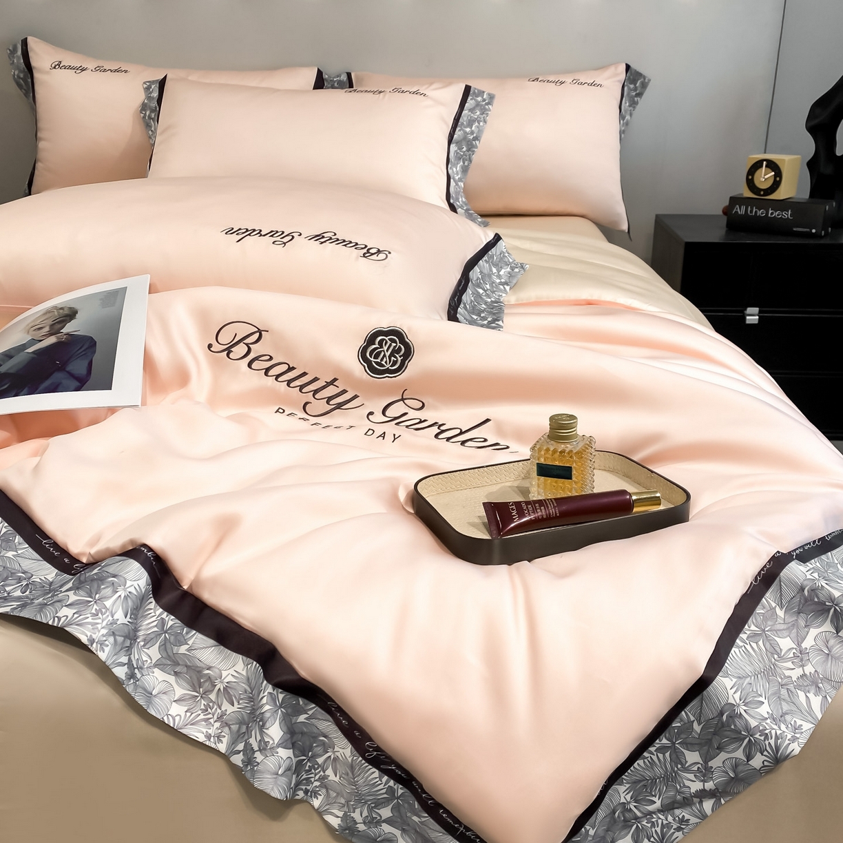 91家纺网 家纺一手货源 找家纺 云棉坊 2026新款水洗真丝冰丝夏被夏凉被空调被数码边刺绣款-琉光系列 琉光-奶油粉+梧桐杏