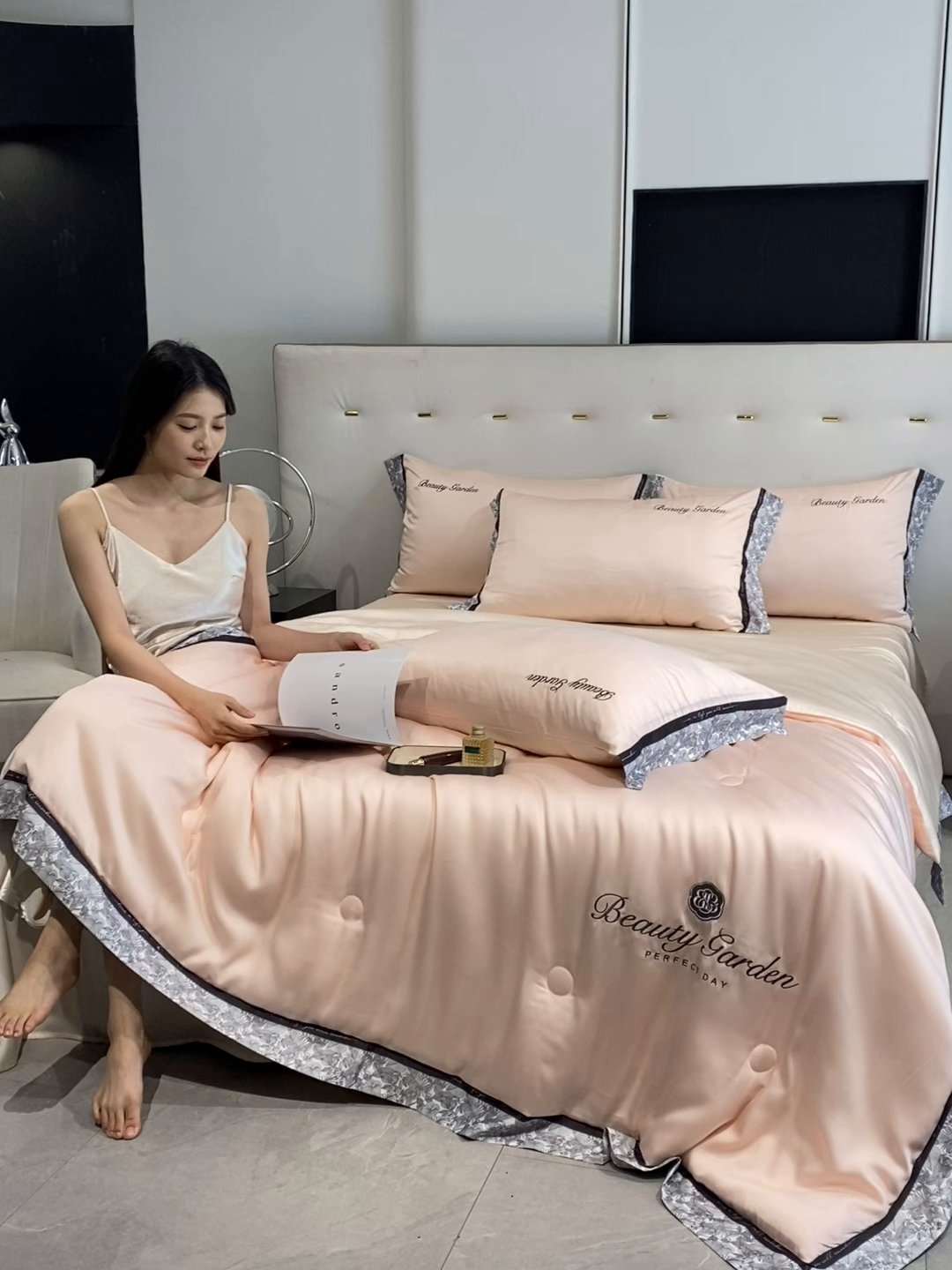 91家纺网 家纺一手货源 找家纺 云棉坊 2026新款水洗真丝冰丝夏被夏凉被空调被数码边刺绣款-琉光系列 琉光-奶油粉+梧桐杏