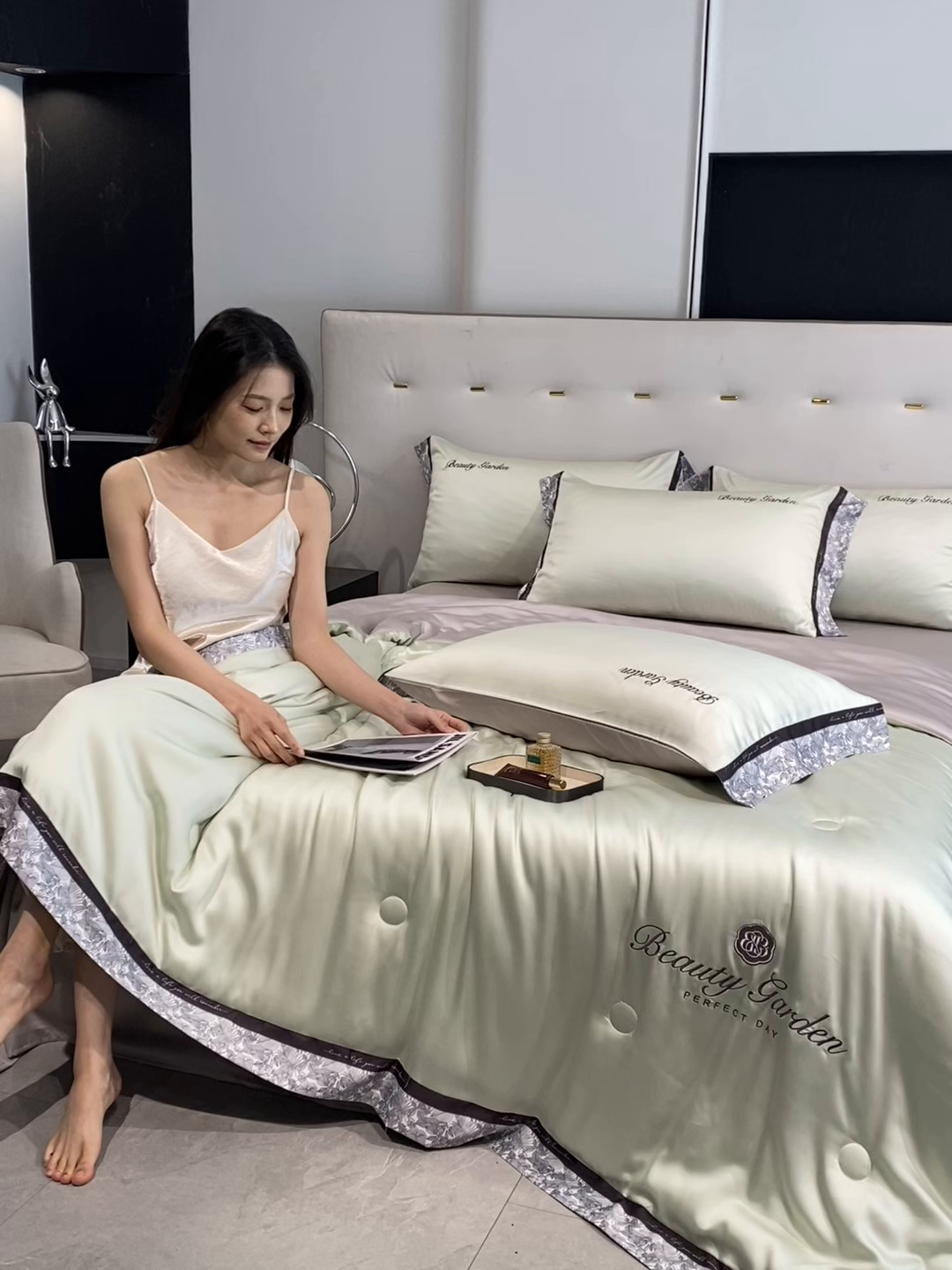 91家纺网 家纺一手货源 找家纺 云棉坊 2026新款水洗真丝冰丝夏被夏凉被空调被数码边刺绣款-琉光系列 琉光-水果清香+山灰