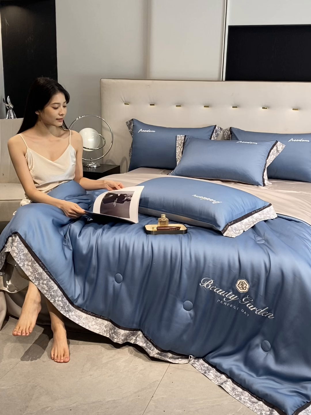 91家纺网 家纺一手货源 找家纺 云棉坊 2026新款水洗真丝冰丝夏被夏凉被空调被数码边刺绣款-琉光系列 琉光-宾利蓝+山灰