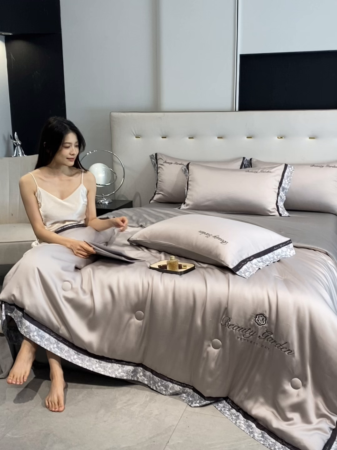 91家纺网 家纺一手货源 找家纺 云棉坊 2026新款水洗真丝冰丝夏被夏凉被空调被数码边刺绣款-琉光系列 琉光-山灰+中灰