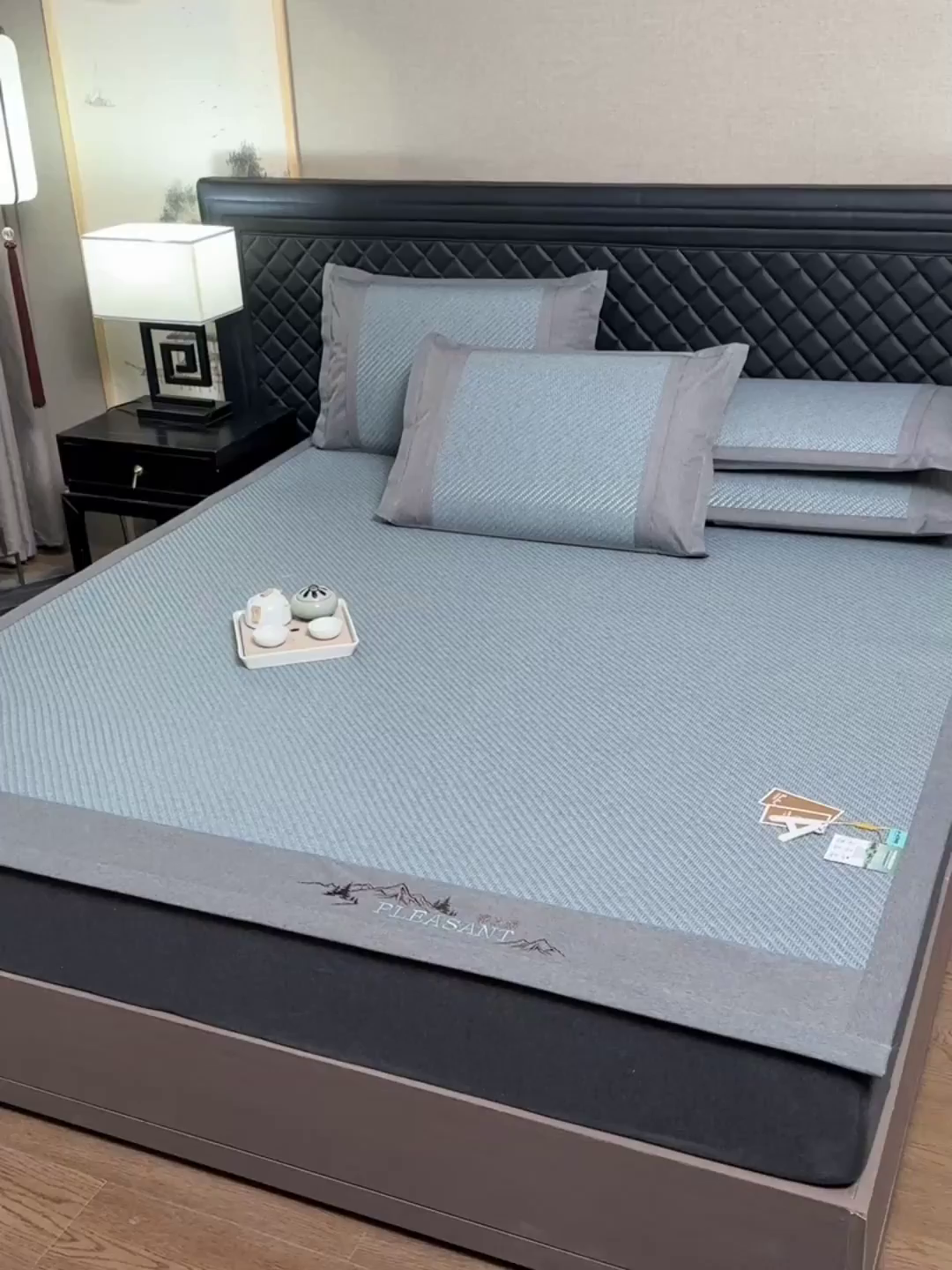 91家纺网 家纺一手货源 找家纺 小牛席业 2026新款PE冷感霸王藤系列（雪山刺绣款）凉席藤席冰藤席冰丝席草席竹席乳胶席凉感豆豆席 灰色