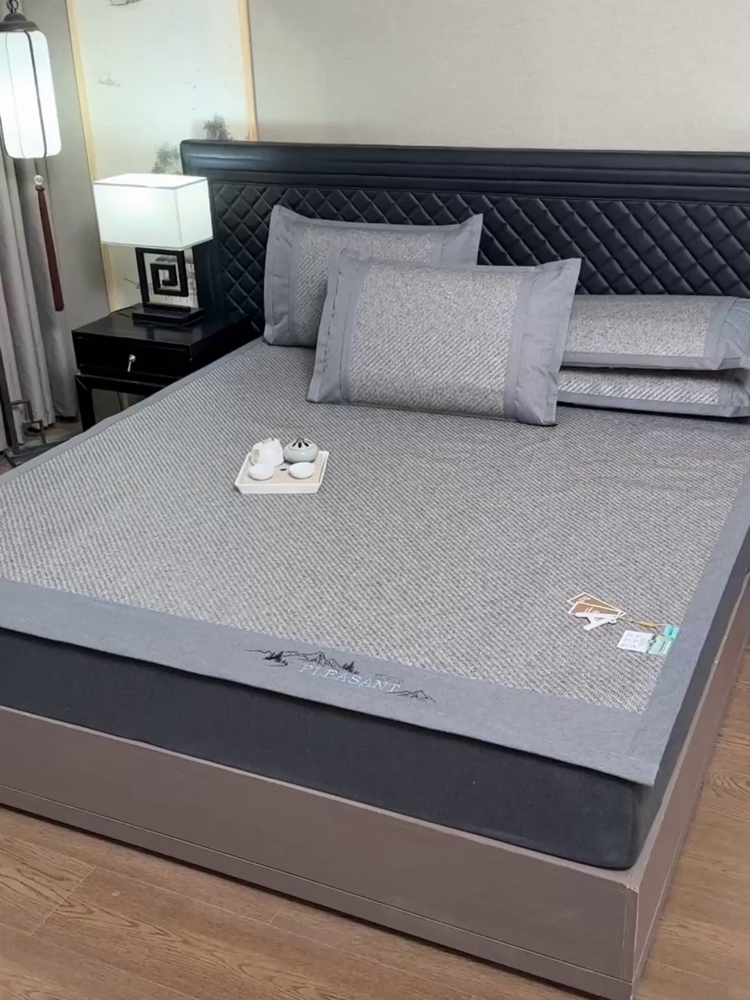 91家纺网 家纺一手货源 找家纺 小牛席业 2026新款PE冷感霸王藤系列（雪山刺绣款）凉席藤席冰藤席冰丝席草席竹席乳胶席凉感豆豆席 蓝色