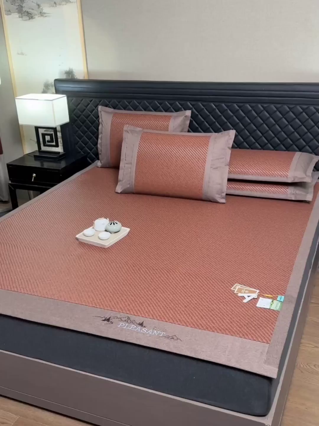 91家纺网 家纺一手货源 找家纺 小牛席业 2026新款PE冷感霸王藤系列（雪山刺绣款）凉席藤席冰藤席冰丝席草席竹席乳胶席凉感豆豆席 红棕