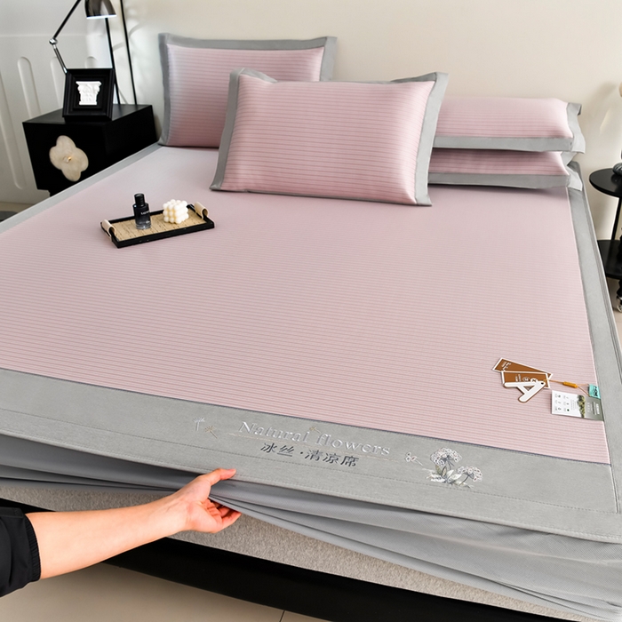 91家纺网 家纺一手货源 找家纺 小牛席业 2026新款经典条纹冰丝清凉席系列（床笠款）-绣球凉席藤席冰藤双面席冰丝席竹席凉席空调席草席三件套 粉色