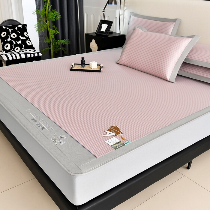 91家纺网 家纺一手货源 找家纺 小牛席业 2026新款经典条纹冰丝清凉席系列（床笠款）-绣球凉席藤席冰藤双面席冰丝席竹席凉席空调席草席三件套 粉色