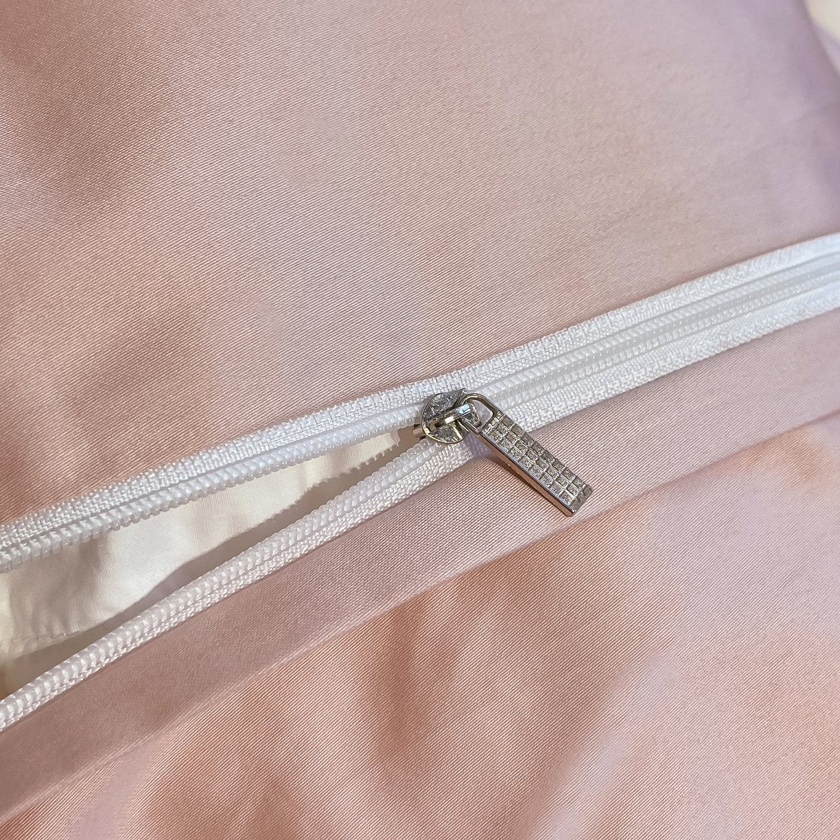 91家纺网 家纺一手货源 找家纺 桃园 新品纯棉全棉长绒棉刺绣绣花高端礼盒四件套-花语 花语-白粉