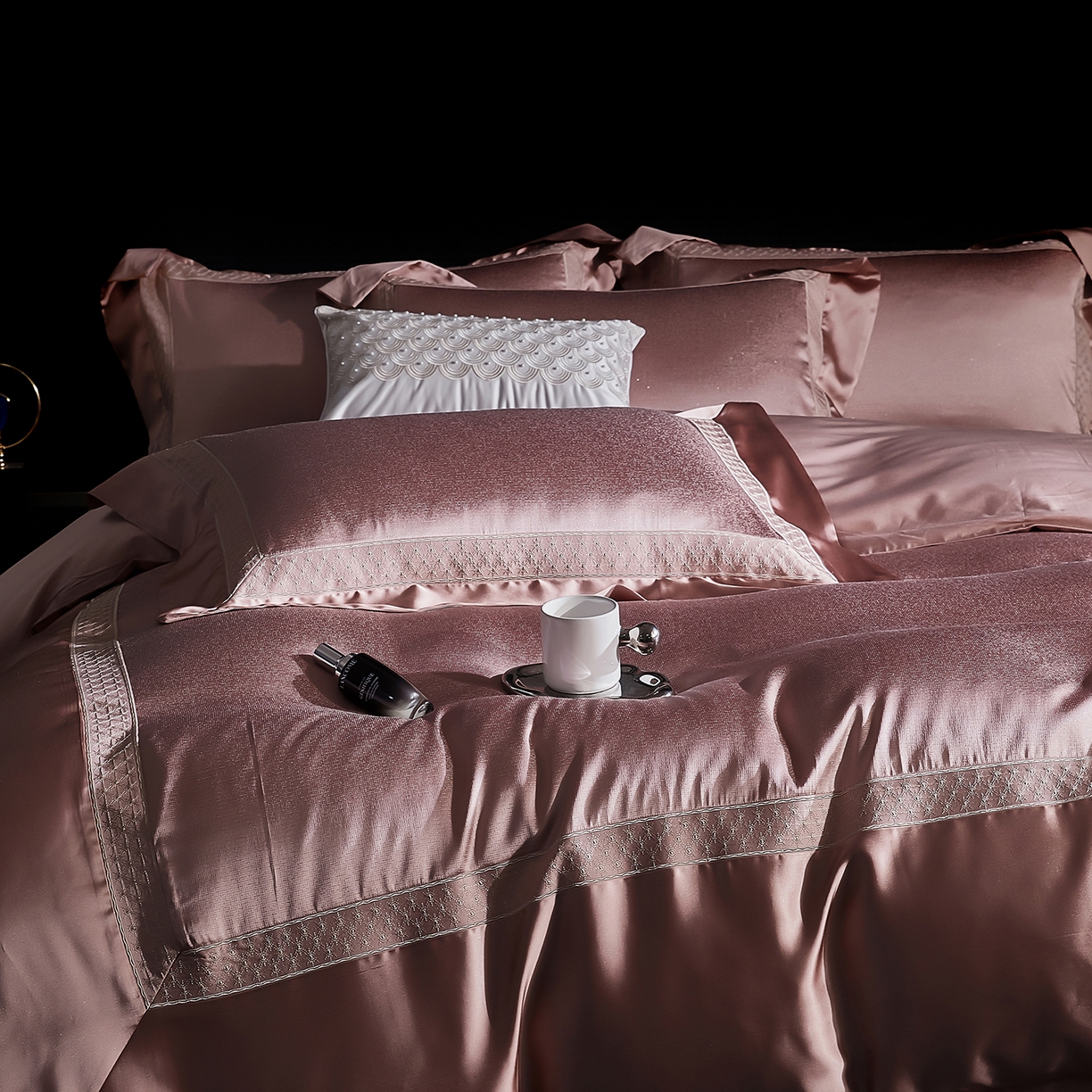 91家纺网 家纺一手货源 找家纺 （总）edra 2026新款真丝天丝轻奢提花床盖款四件套-缇芙尼