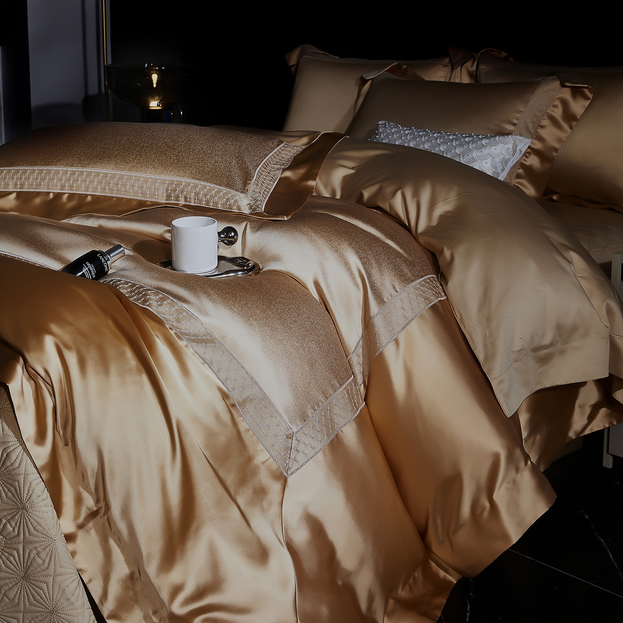 91家纺网 家纺一手货源 找家纺 edra 2026新款真丝天丝轻奢提花床盖款四件套-缇芙尼 缇芙尼金色