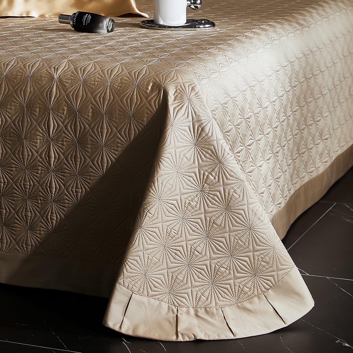 91家纺网 家纺一手货源 找家纺 edra 2026新款真丝天丝轻奢提花床盖款四件套-缇芙尼 缇芙尼金色