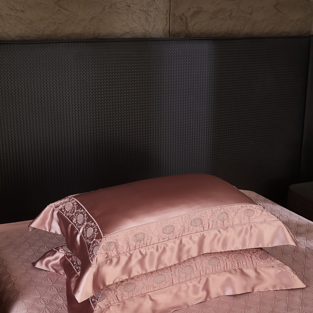 91家纺网 家纺一手货源 找家纺 edra 2026新款真丝天丝轻奢床盖款四件套-圣罗兰 圣罗兰粉色