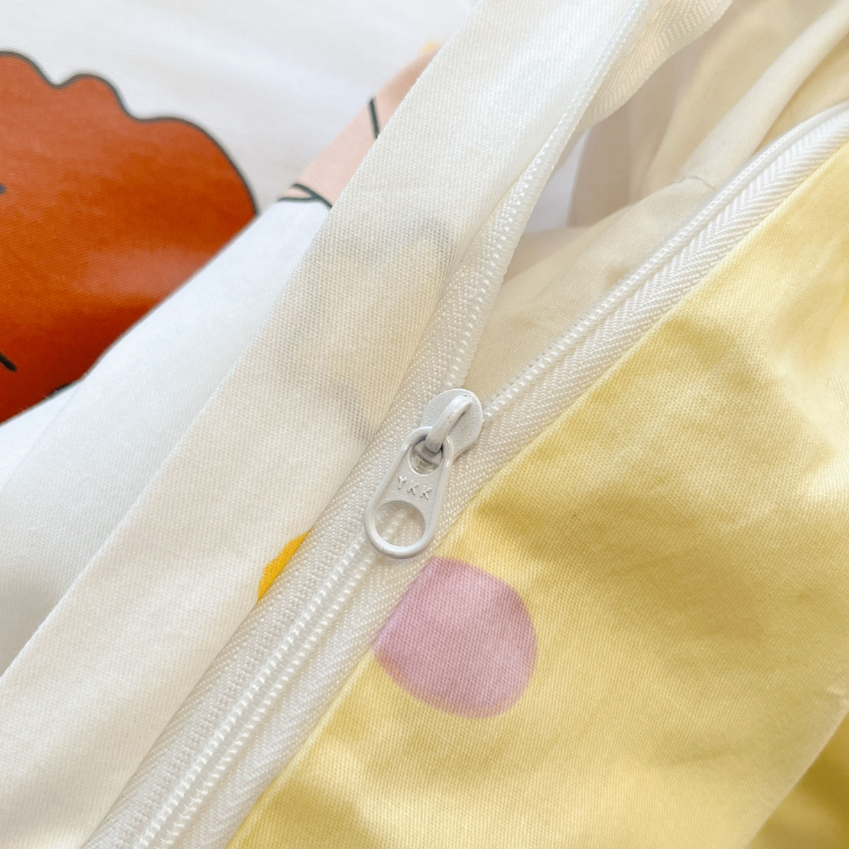 91家纺网 家纺一手货源 找家纺 暮思家居 2026春夏新款正版授权蜡笔小新全棉纯棉四件套系列 幸运小新