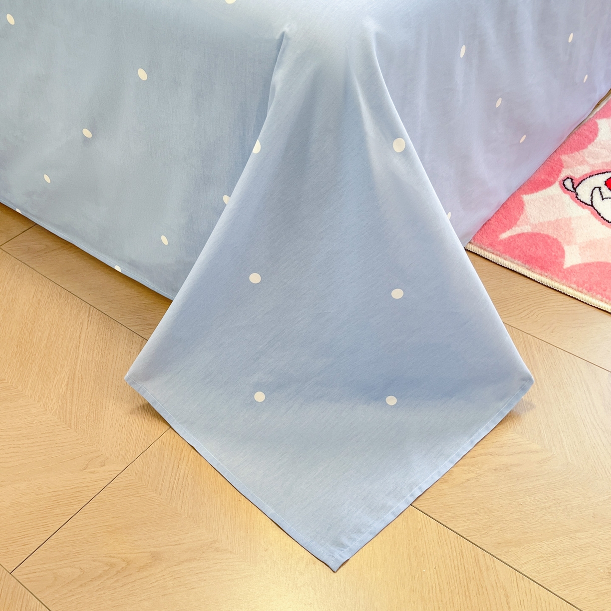 91家纺网 家纺一手货源 找家纺 暮思家居 2026春夏新款正版授权蜡笔小新全棉纯棉四件套系列 蓝格小新