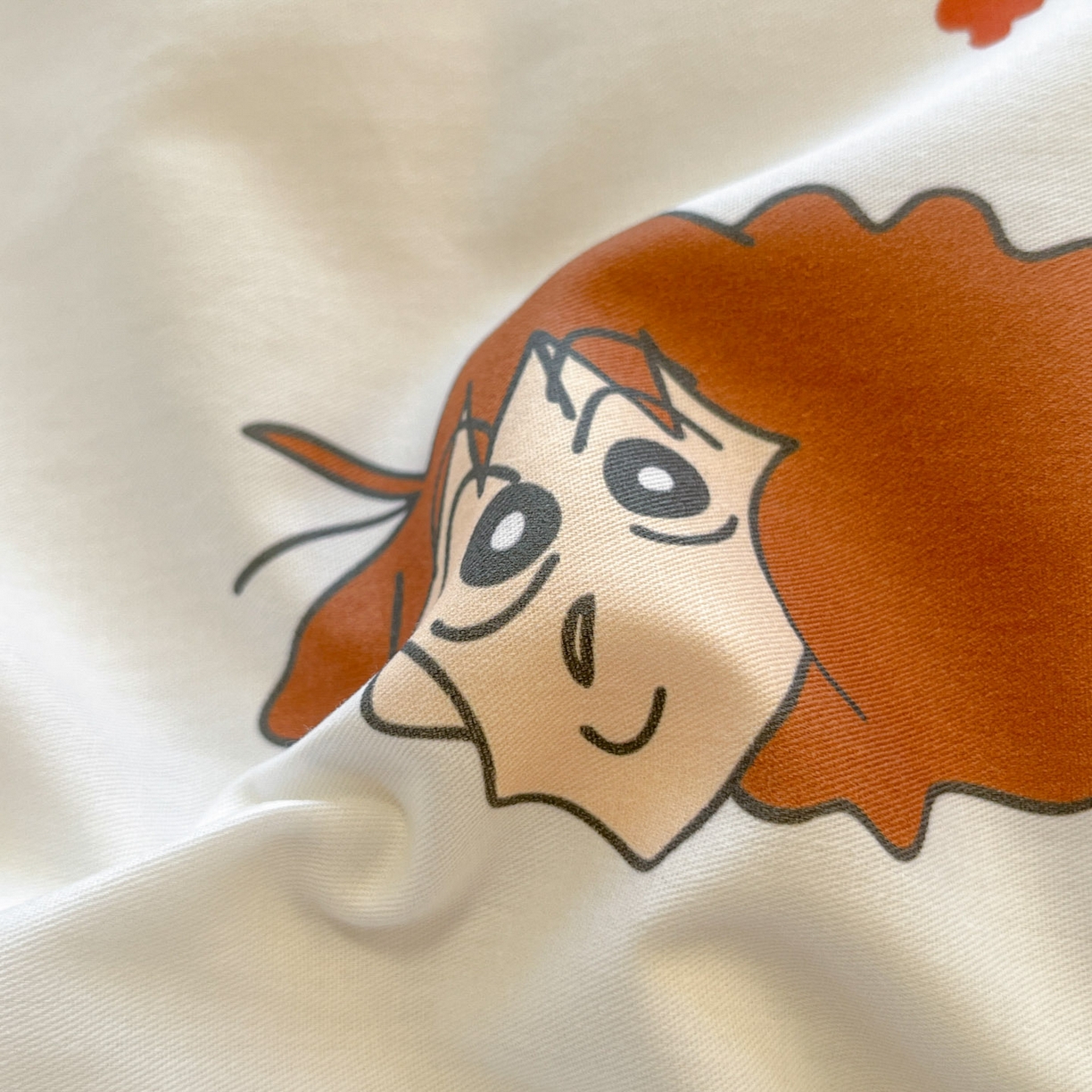 91家纺网 家纺一手货源 找家纺 暮思家居 2026春夏新款正版授权蜡笔小新全棉纯棉四件套系列 幸运小新