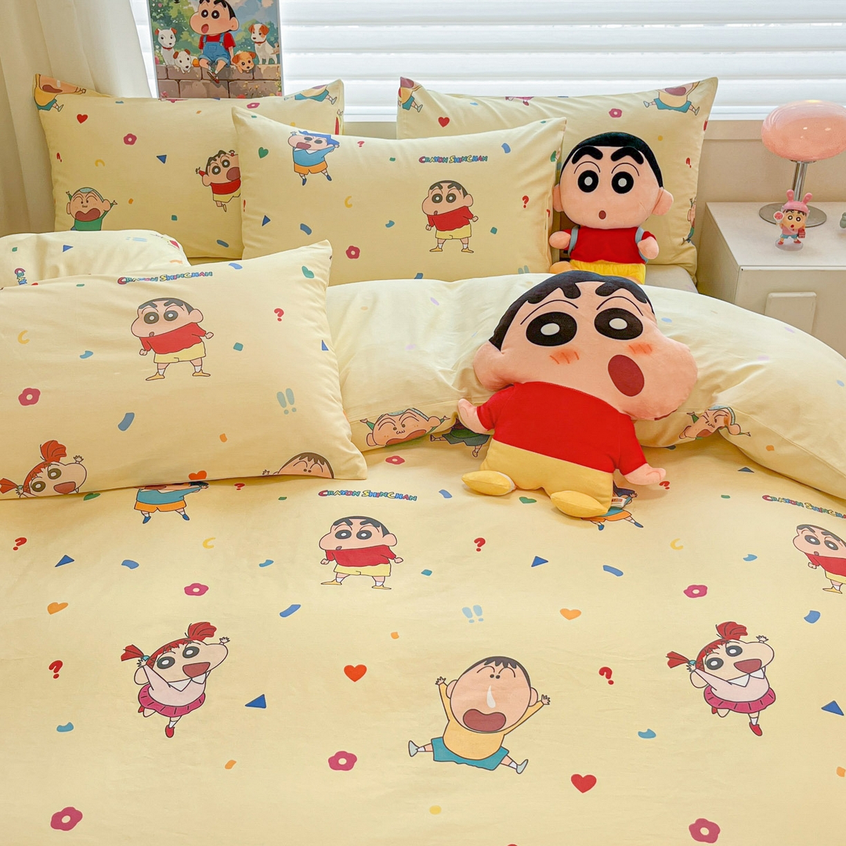 91家纺网 家纺一手货源 找家纺 暮思家居 2026春夏新款正版授权蜡笔小新全棉纯棉四件套系列 萌萌小新