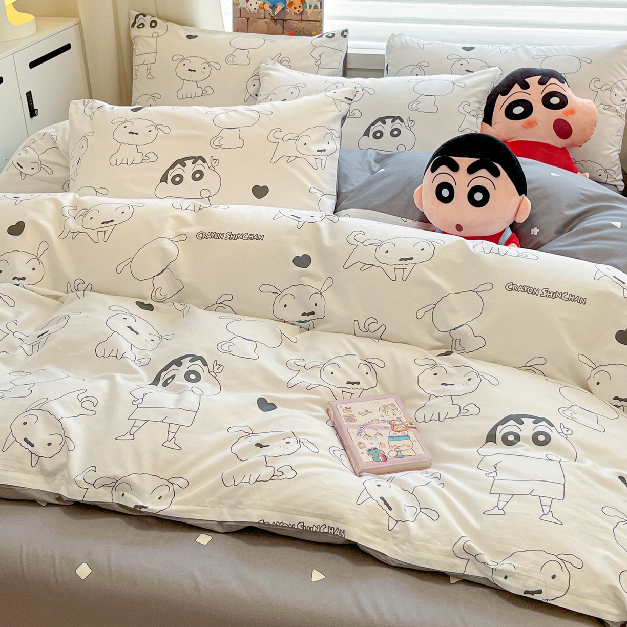 91家纺网 家纺一手货源 找家纺 暮思家居 2026春夏新款正版授权蜡笔小新全棉纯棉四件套系列 黑白小新