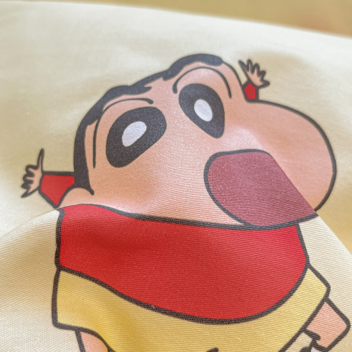 91家纺网 家纺一手货源 找家纺 暮思家居 2026春夏新款正版授权蜡笔小新全棉纯棉四件套系列 萌萌小新