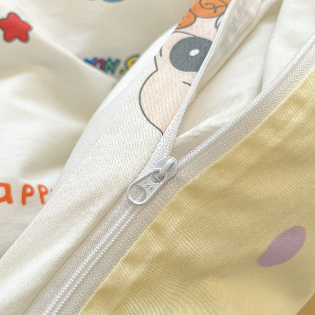 91家纺网 家纺一手货源 找家纺 暮思家居 2026春夏新款正版授权蜡笔小新全棉纯棉四件套系列 派对小新