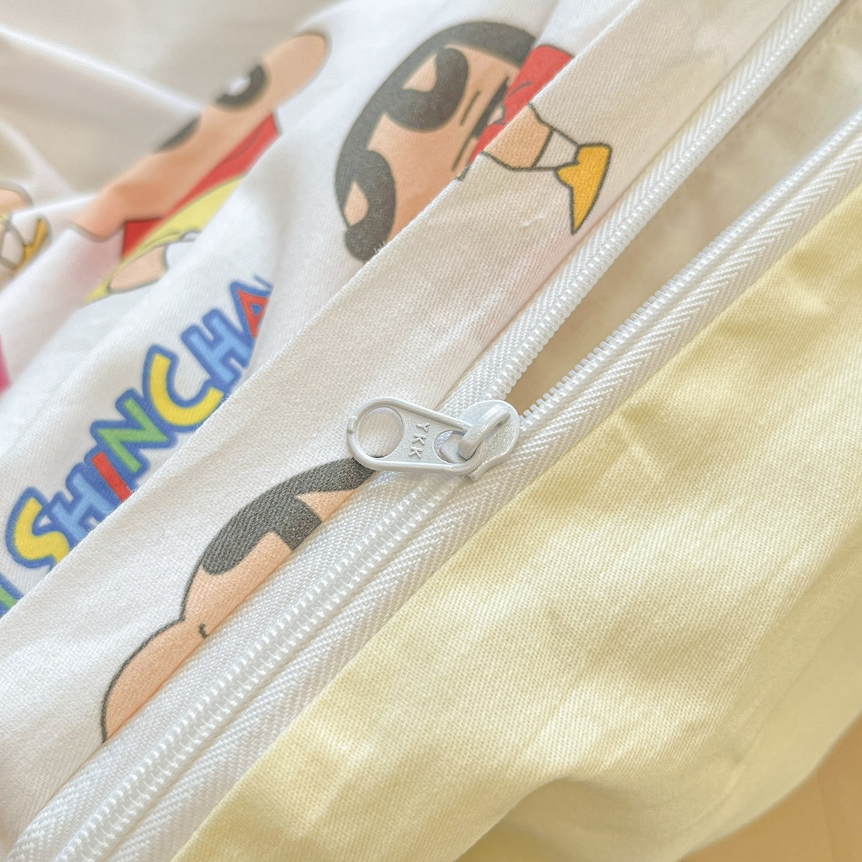 91家纺网 家纺一手货源 找家纺 暮思家居 2026春夏新款正版授权蜡笔小新全棉纯棉四件套系列 搞怪小新