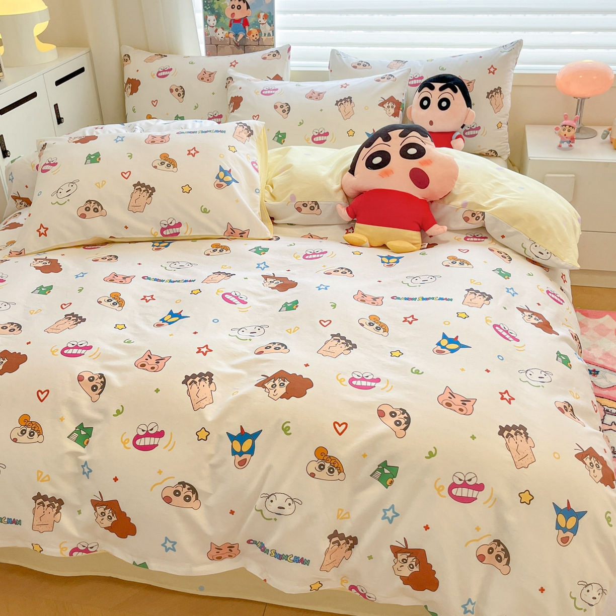 91家纺网 家纺一手货源 找家纺 暮思家居 2026春夏新款正版授权蜡笔小新全棉纯棉四件套系列 幸运小新