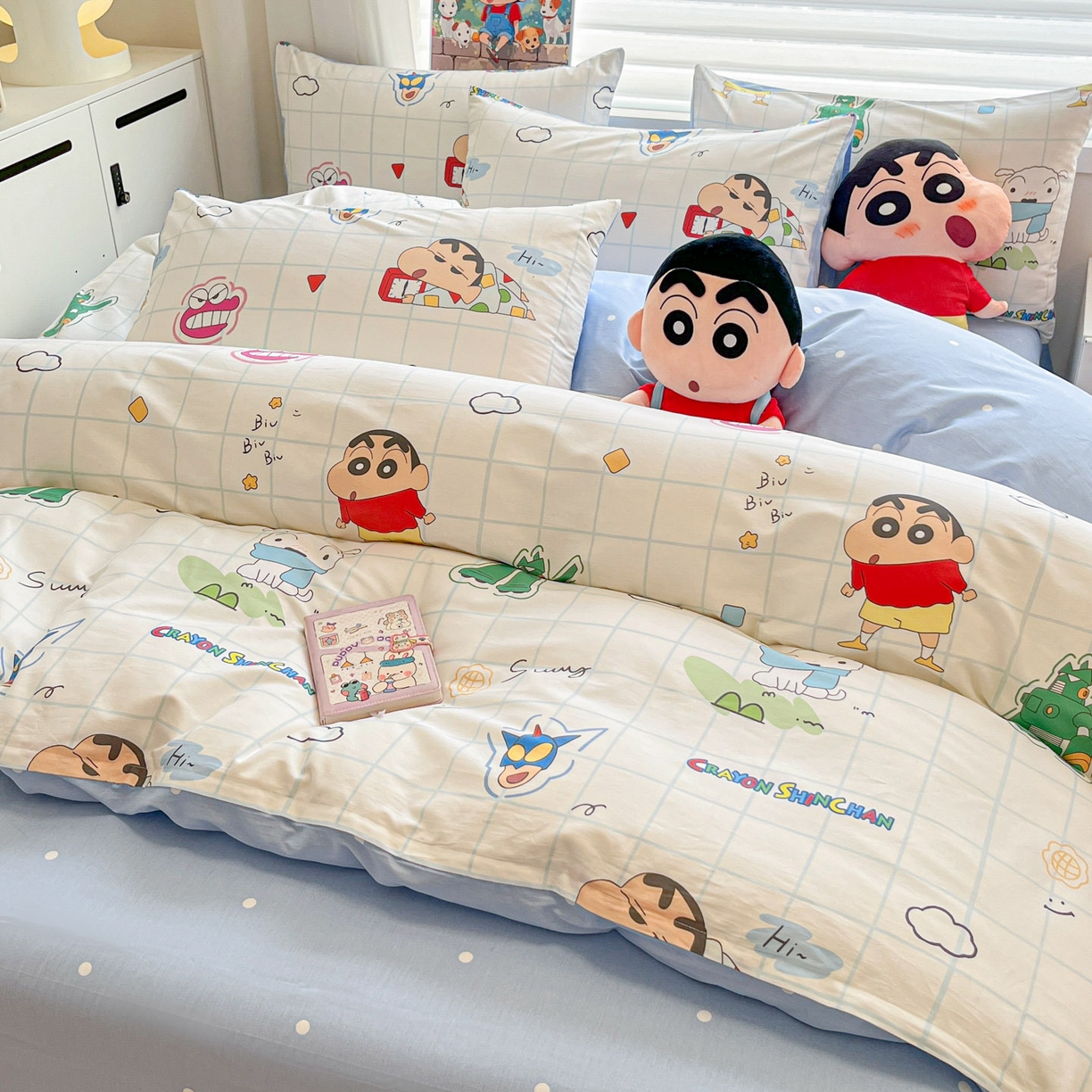 91家纺网 家纺一手货源 找家纺 暮思家居 2026春夏新款正版授权蜡笔小新全棉纯棉四件套系列 休闲小新