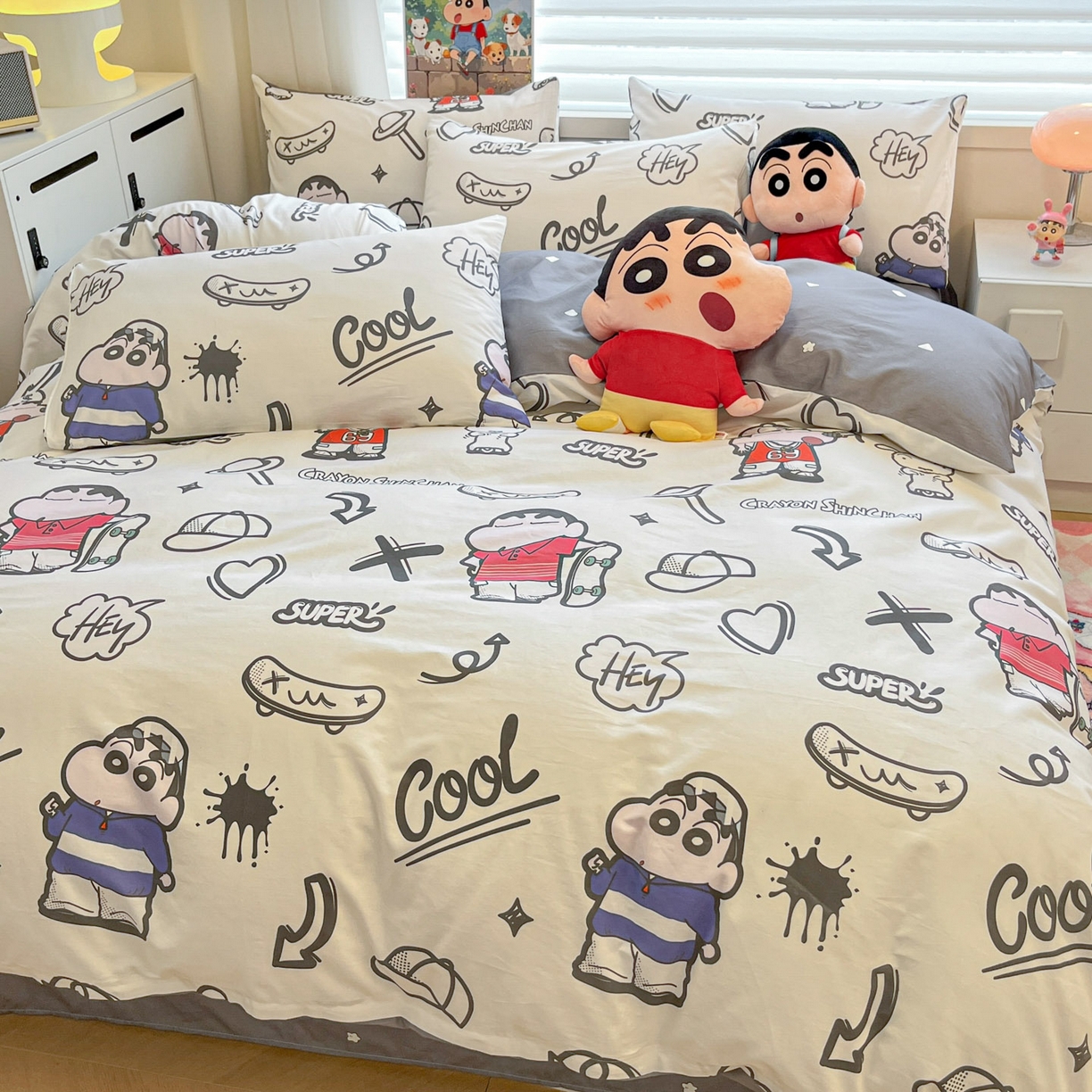 91家纺网 家纺一手货源 找家纺 暮思家居 2026春夏新款正版授权蜡笔小新全棉纯棉四件套系列 音乐小新