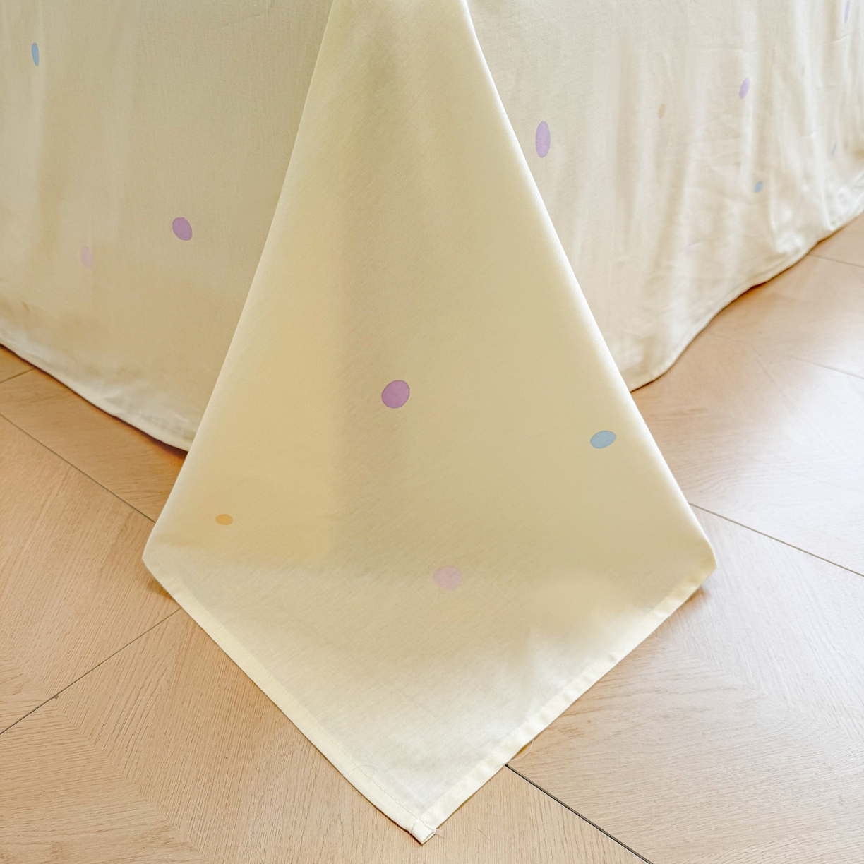 91家纺网 家纺一手货源 找家纺 暮思家居 2026春夏新款正版授权蜡笔小新全棉纯棉四件套系列 派对小新