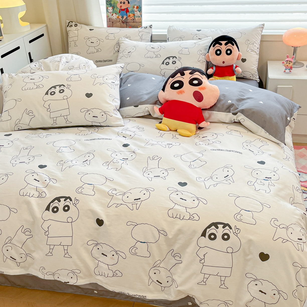 91家纺网 家纺一手货源 找家纺 暮思家居 2026春夏新款正版授权蜡笔小新全棉纯棉四件套系列 黑白小新