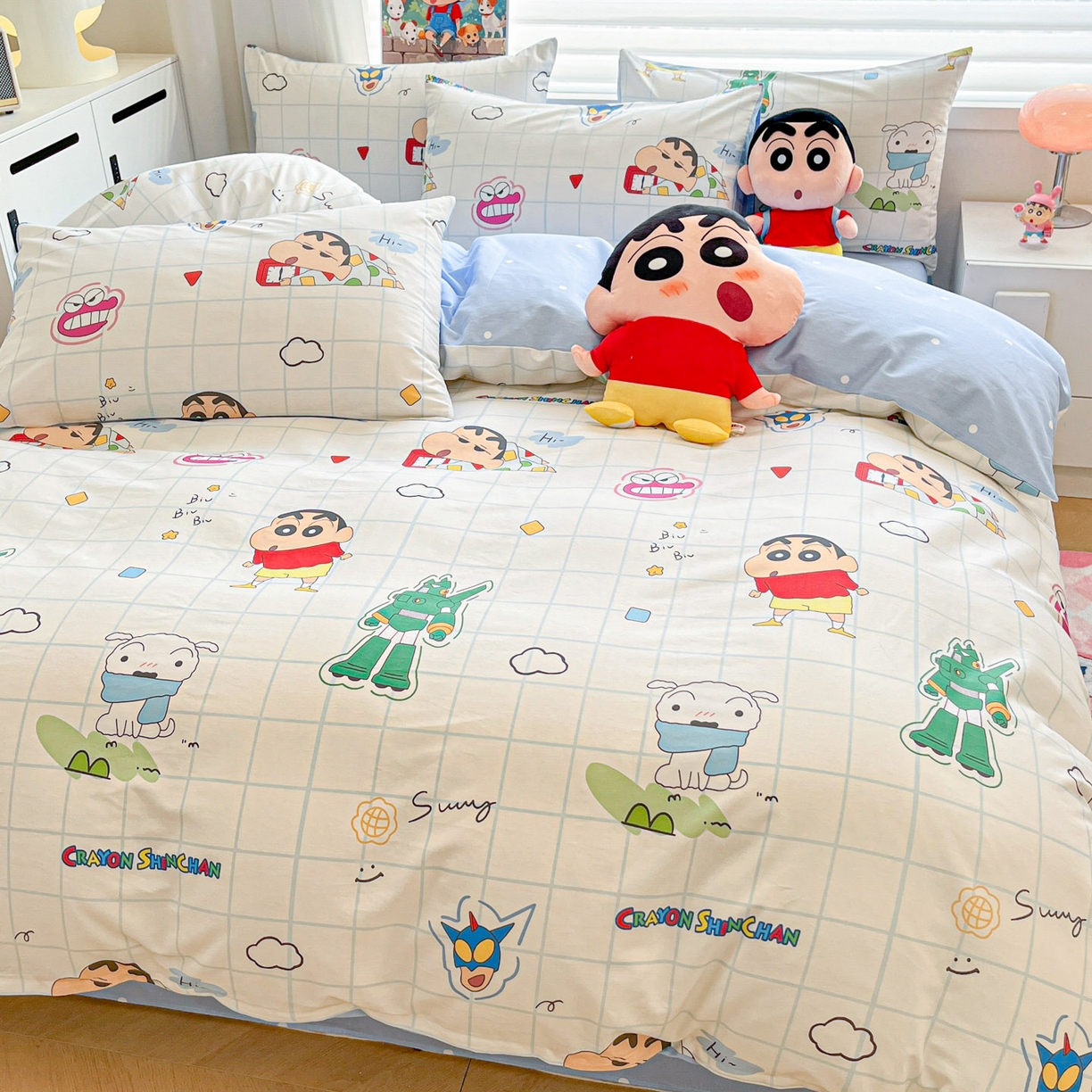 91家纺网 家纺一手货源 找家纺 暮思家居 2026春夏新款正版授权蜡笔小新全棉纯棉四件套系列 休闲小新