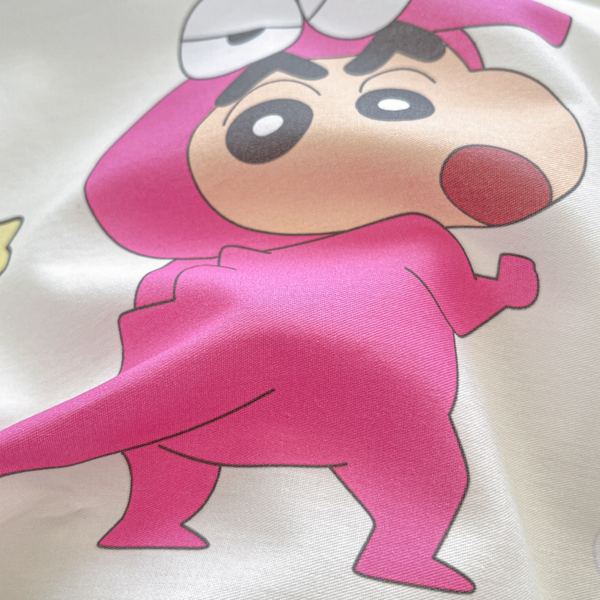 91家纺网 家纺一手货源 找家纺 暮思家居 2026春夏新款正版授权蜡笔小新全棉纯棉四件套系列 百变小新