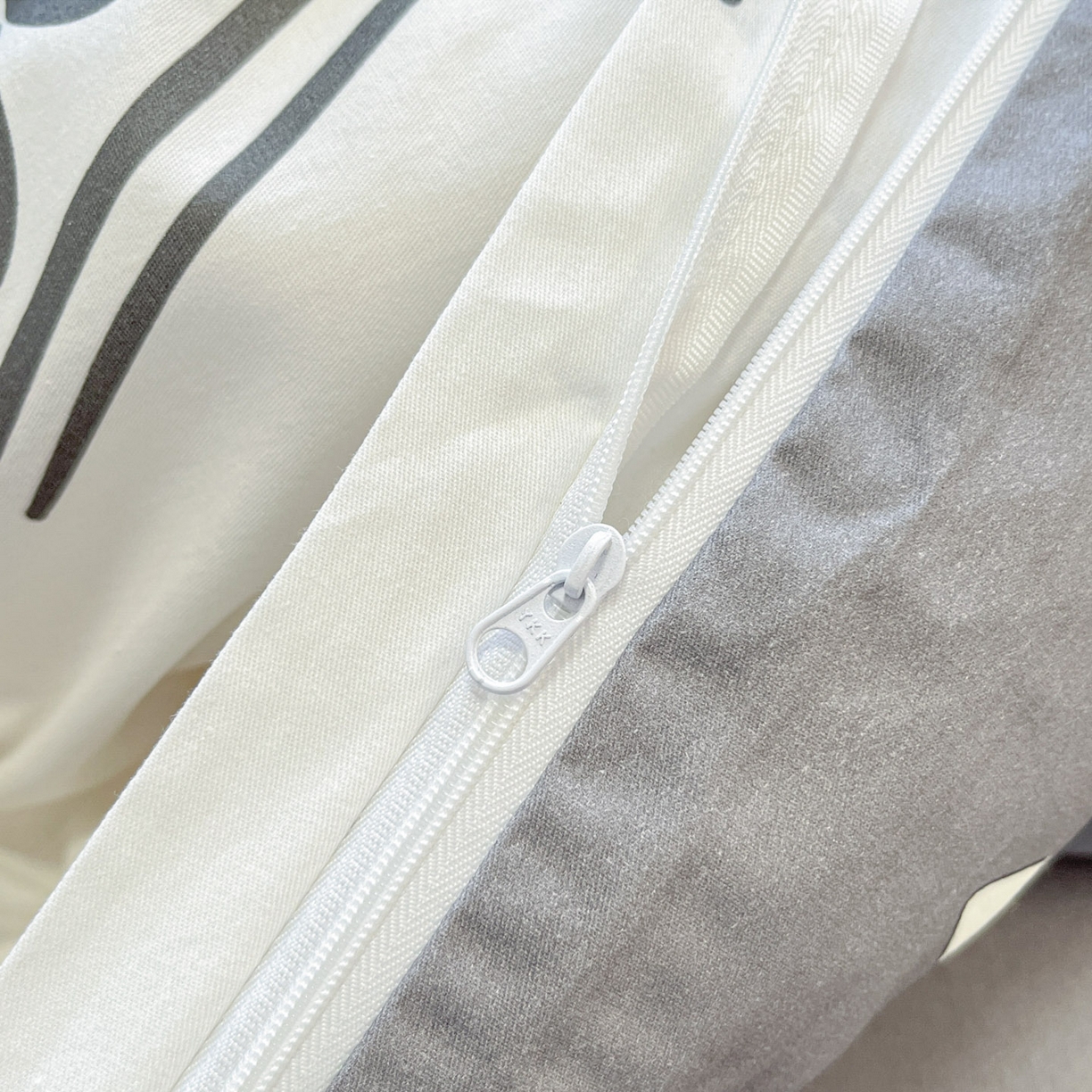 91家纺网 家纺一手货源 找家纺 暮思家居 2026春夏新款正版授权蜡笔小新全棉纯棉四件套系列 音乐小新