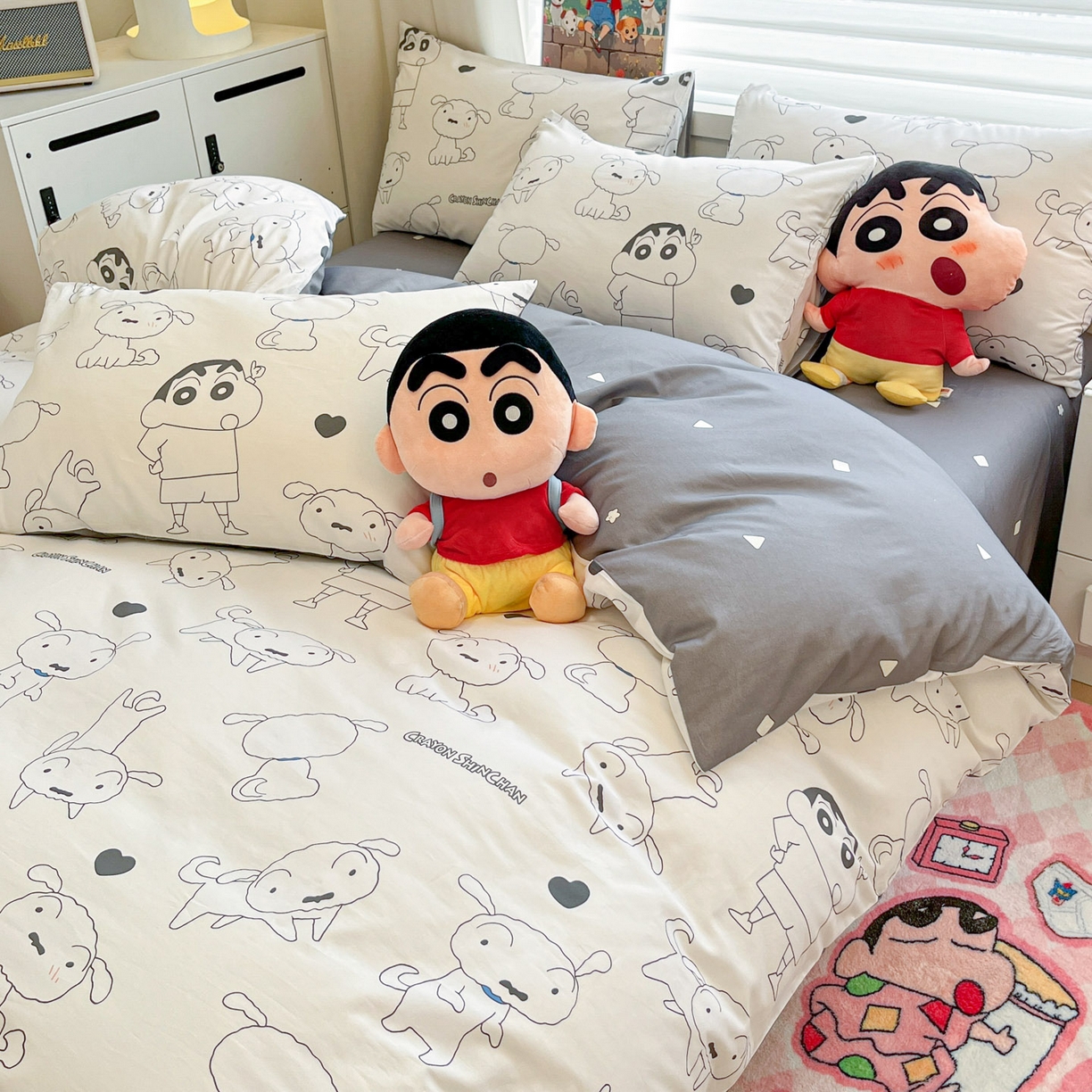 91家纺网 家纺一手货源 找家纺 暮思家居 2026春夏新款正版授权蜡笔小新全棉纯棉四件套系列 黑白小新