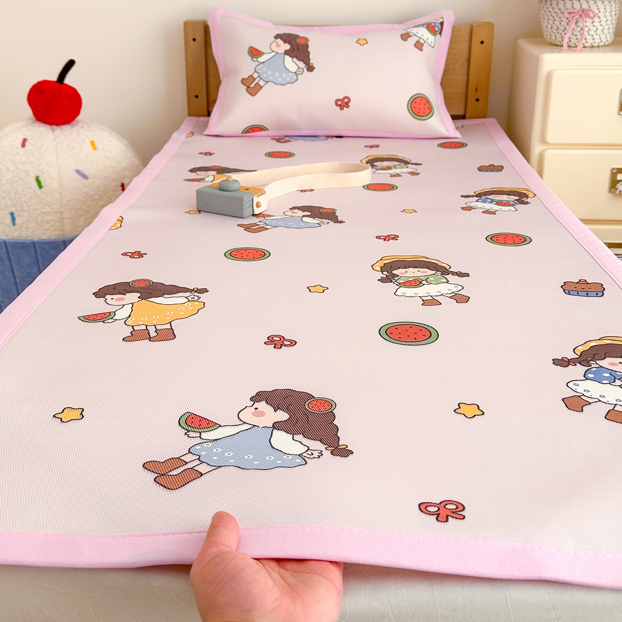 91家纺网 家纺一手货源 找家纺 嗨生活 2026新款600D冰丝凉席儿童婴儿床凉席幼儿园凉席拼床凉席席子 西瓜女孩