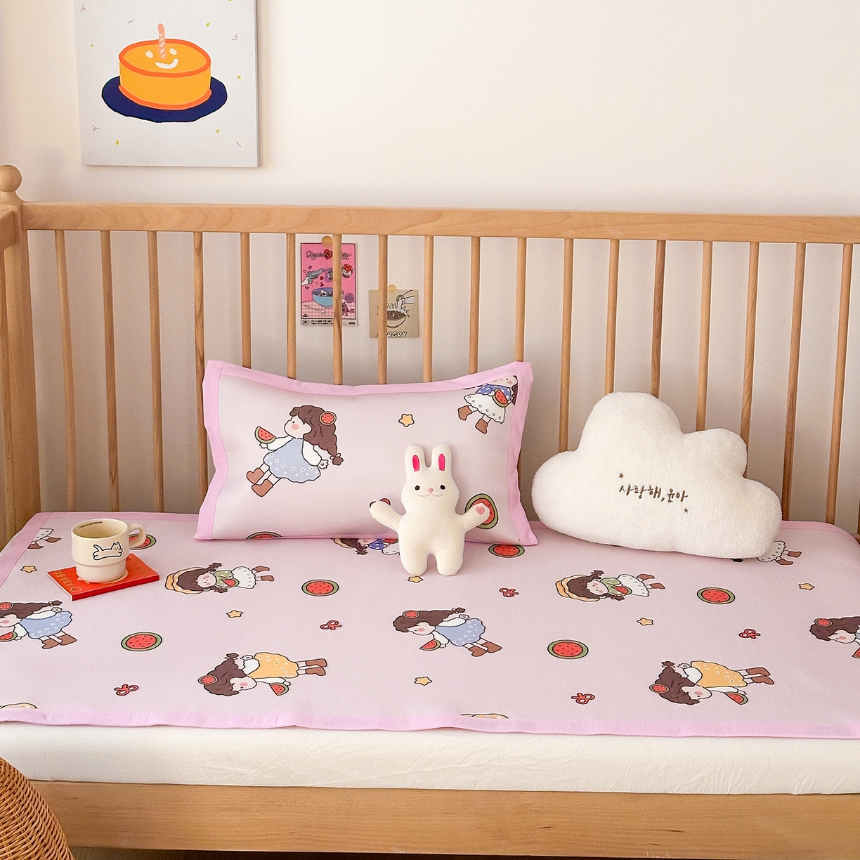 91家纺网 家纺一手货源 找家纺 嗨生活 2026新款600D冰丝凉席儿童婴儿床凉席幼儿园凉席拼床凉席席子 西瓜女孩